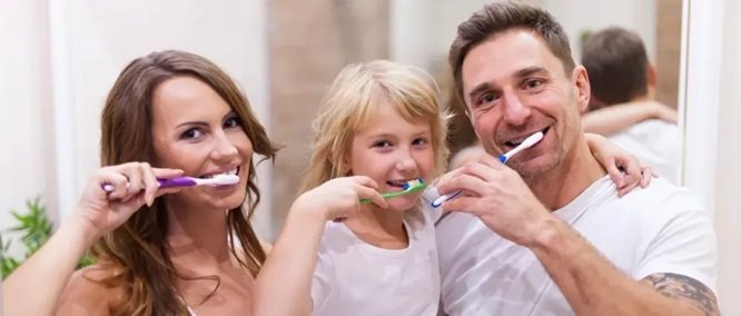 5 Ways Family Dentists Help Parents Encourage Better Brushing Habits